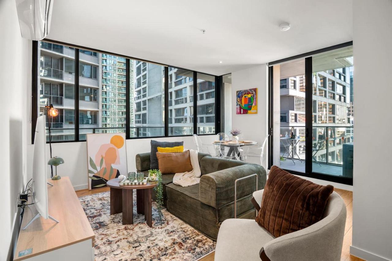 Stylish 2BR CBD - Balcony, Pool & Gym - B&B Melbourne