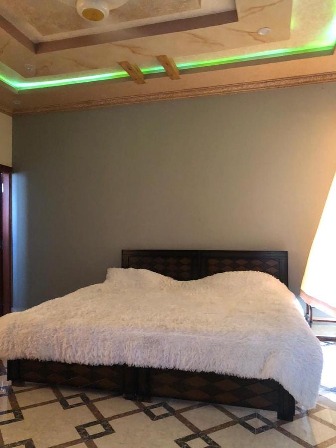 Private Room with Attached Bath & Self Check-in - B&B Abbottabad