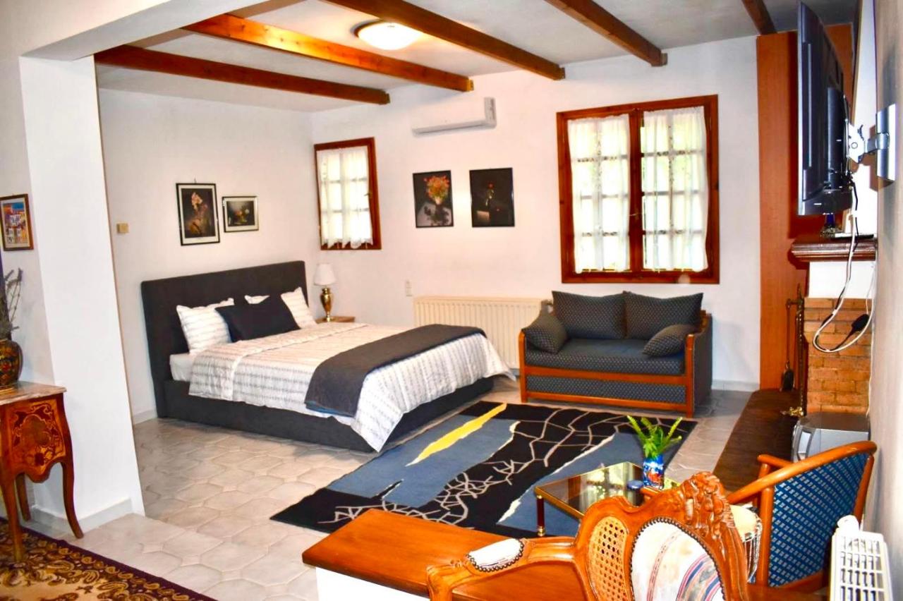 Claus 72 str cottage - B&B Saraváli