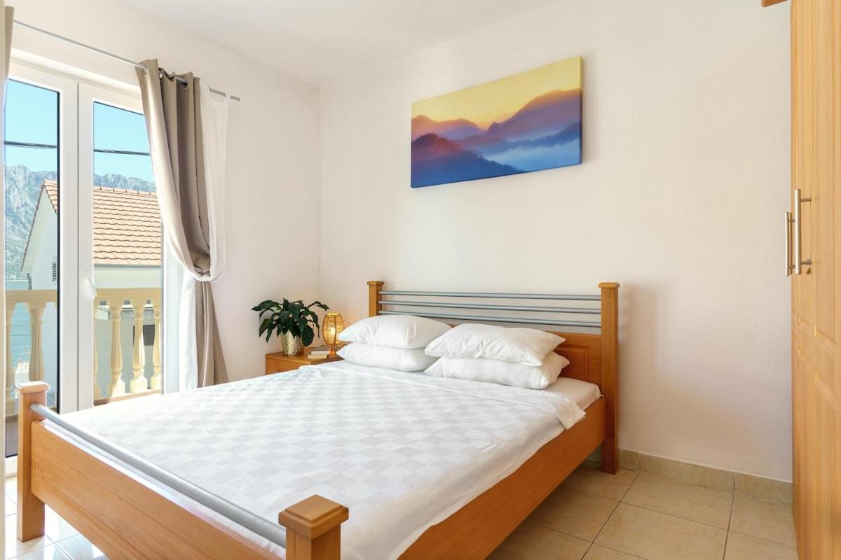 Cozy 1 bd a stone throw from sea - Bed and Breakfast Donji Stoliv