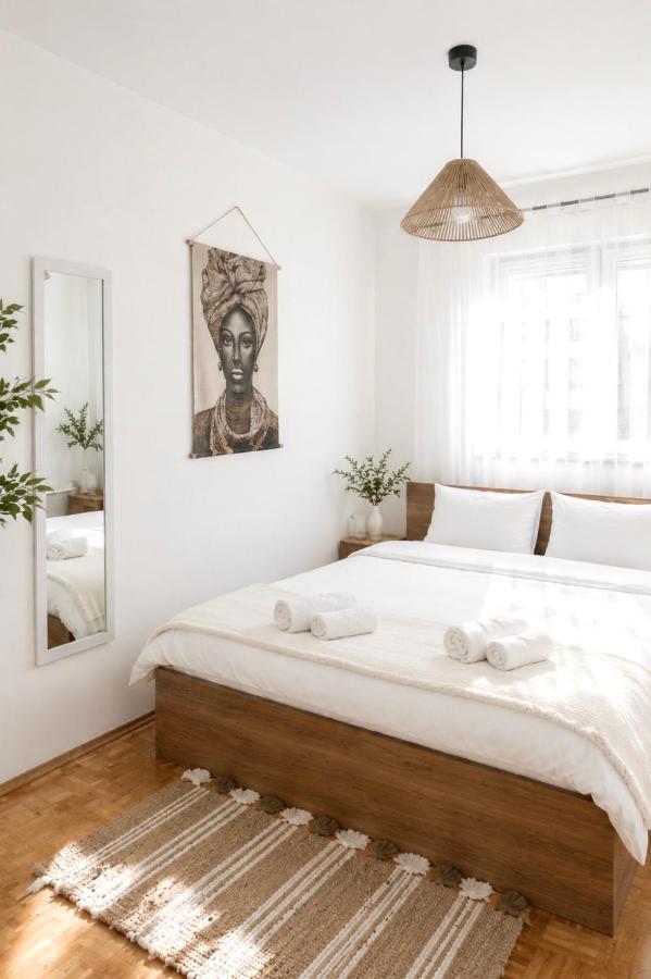 City Charm Apartment -Cozy Stay in City Center - Chambres d'hôtes Pristina