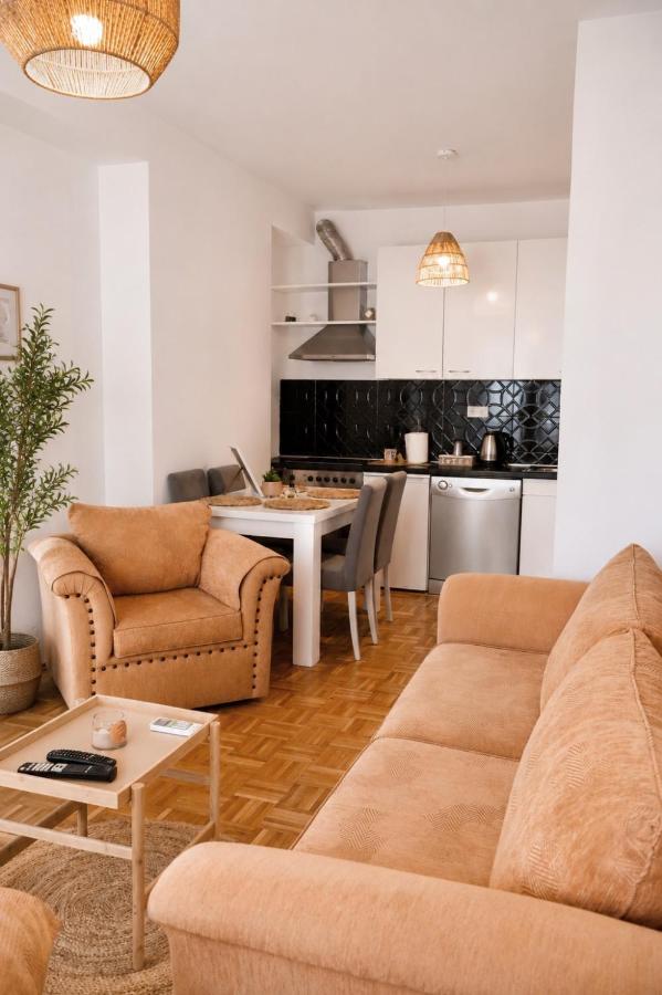 City Charm Apartment -Cozy Stay in City Center - Chambres d'hôtes Pristina