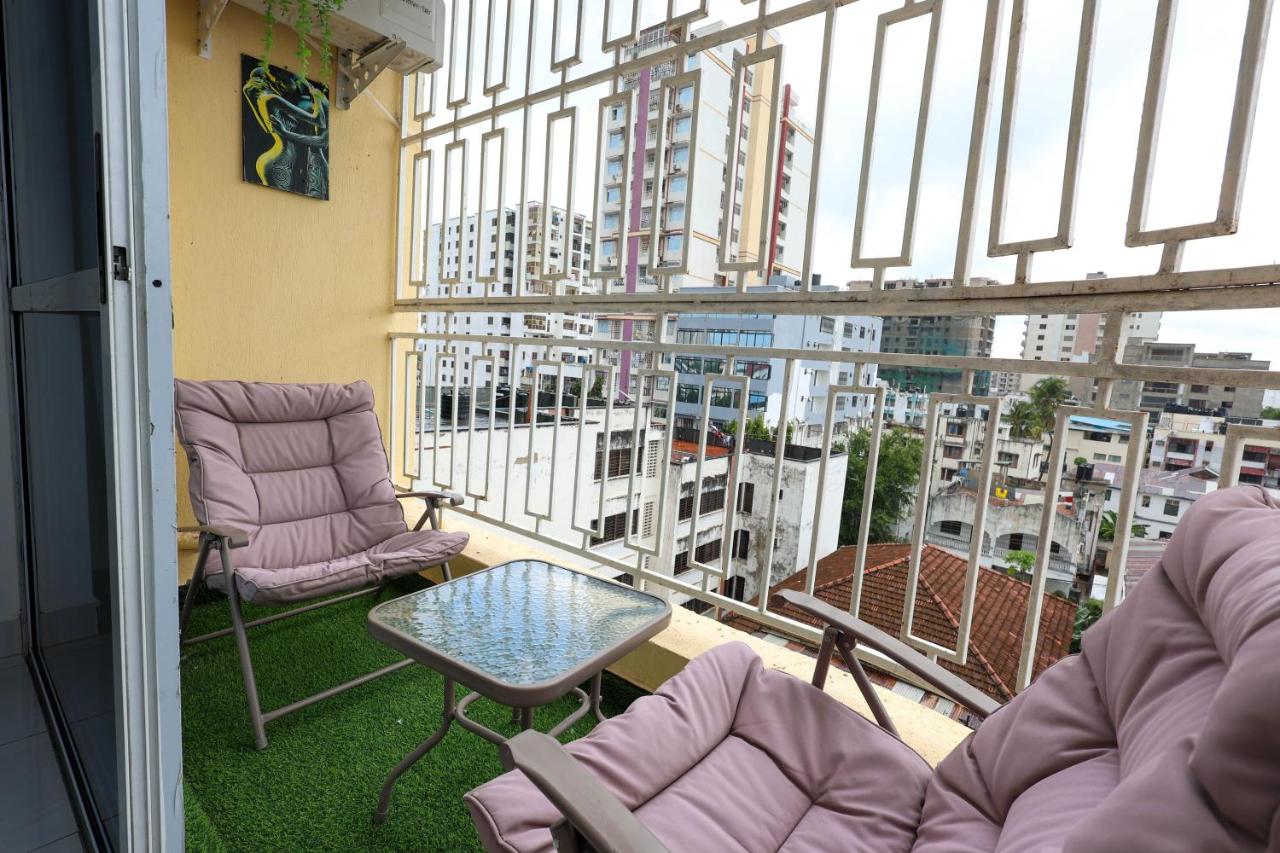 Modern 2BR Apartment in Mombasa CBD with 2 Bathrooms & Balcony near Airport & Old Town - Chambres d'hôtes Mombasa