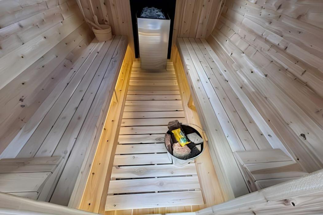 Urban Utopia - Hot Tub - Barrel Sauna - BBQ - Firetable - AC - B&B Edmonton