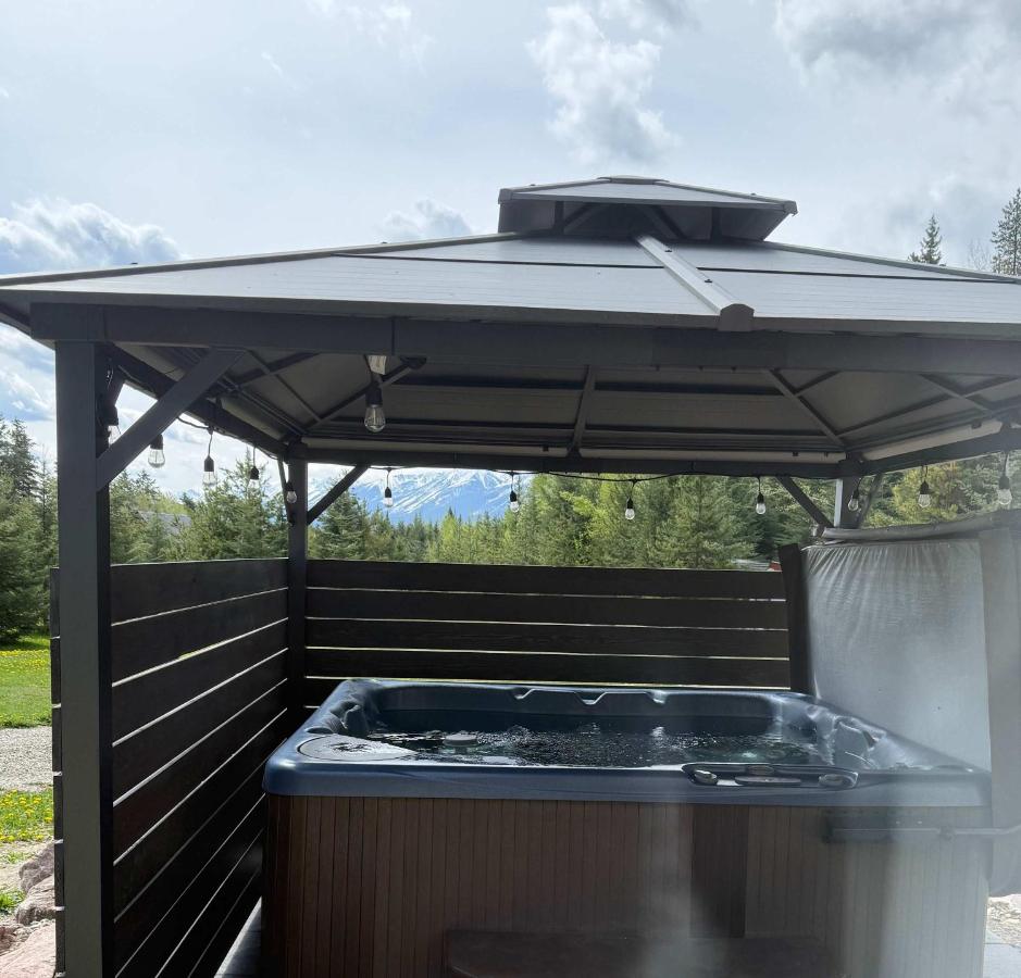 Pine Marten Wilderness Cabin - Hot Tub & Mountain Views - Chambres d'hôtes Golden