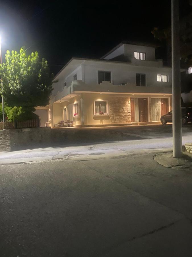 Guest House Nuhellari - Family stay & Breakfast near Osumi Canyons - Chambres d'hôtes Corovode
