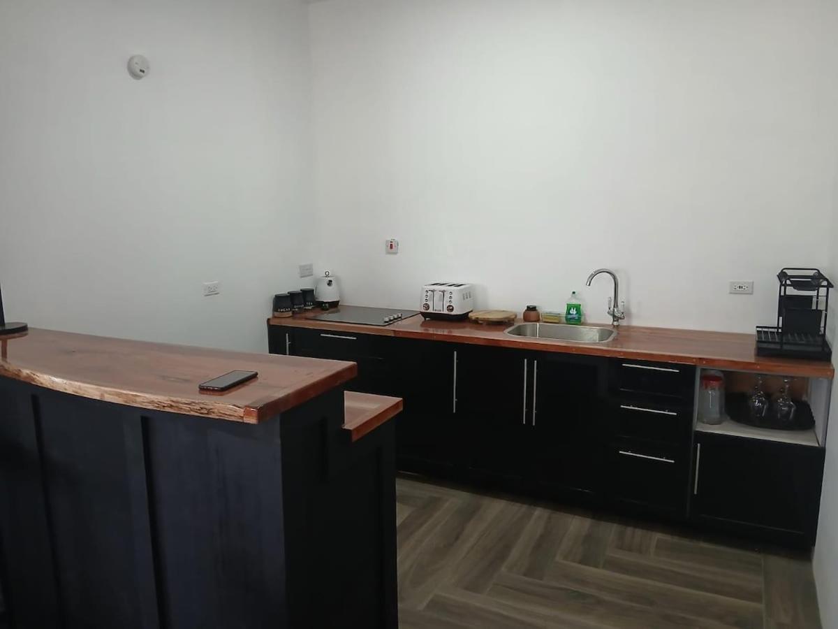 Spacious 2-BR, Bright & Private Top Floor Retreat - Portmore Pines - Ferienwohnung Portmore