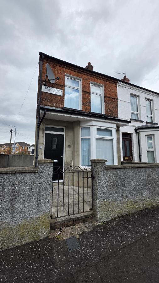 Modern 2BR Belfast Stay Sleeps 4 with Free Parking - Chambres d'hôtes Belfast