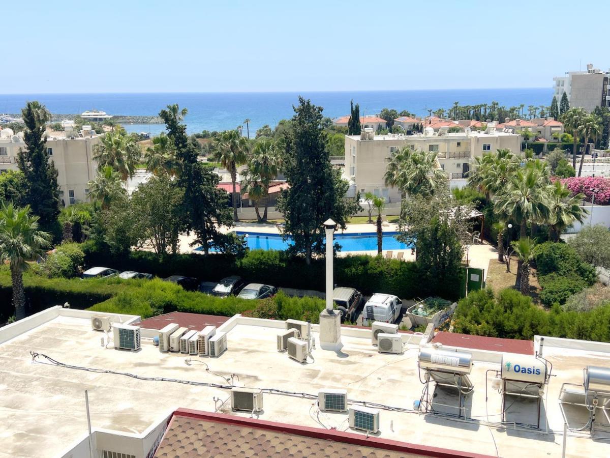 Marina Sea Breeze Apartment, Sleeps 8, Free Wi-Fi - Chambres d'hôtes Limassol