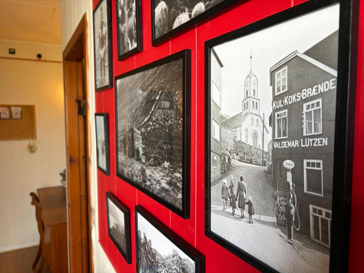 Guesthouse Leon - Historic Home Near City Center with Free Parking - Chambres d'hôtes Tórshavn