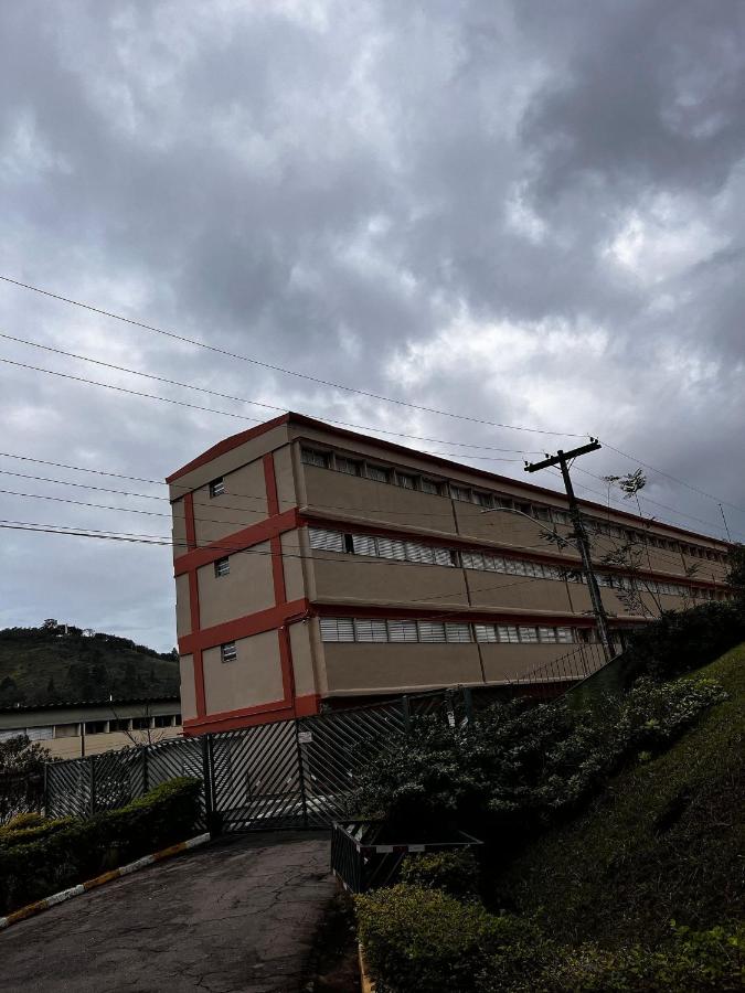 Apto aconchegante Serra Negra próximo ao Centro no Condomínio Rio Sapucaí - 2 Dorm ate 7 hospedes Wi fi 2 Vaga de Garagem apto 11 - Chambres d'hôtes Serra Negra