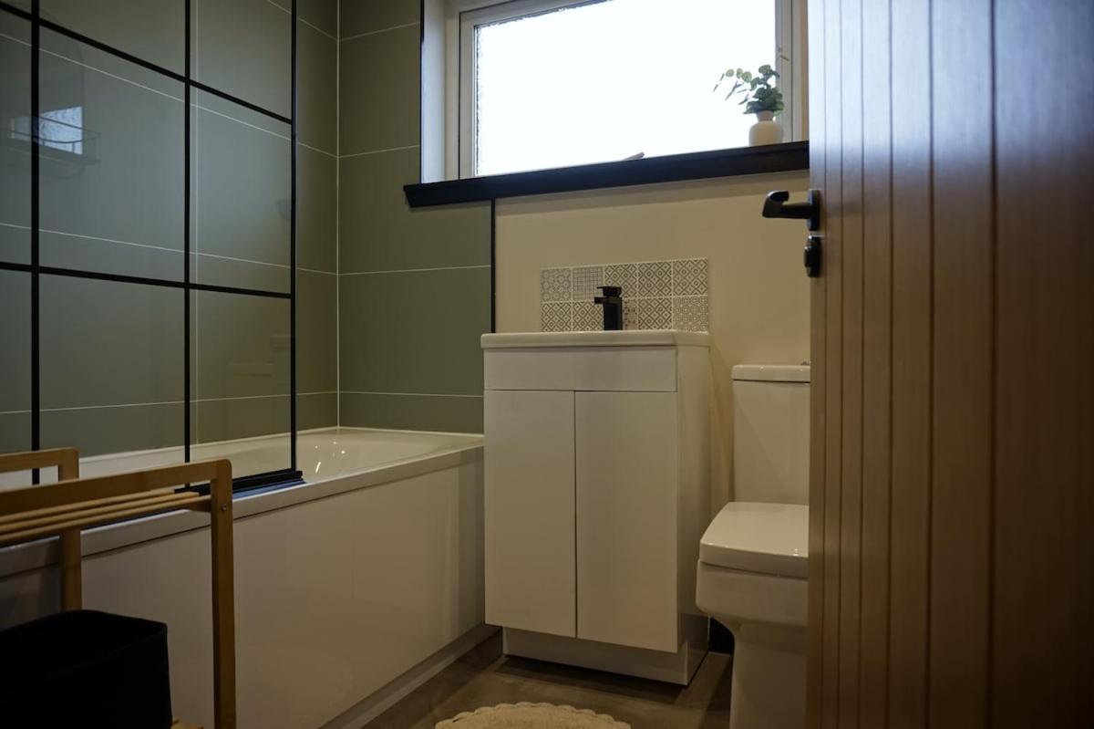 Modern 3 Bed House Inverness Sleeps 6 Parking - B&B Inshes