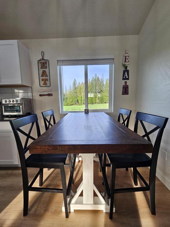 Little White Farmhouse Haven - B&B Sagle