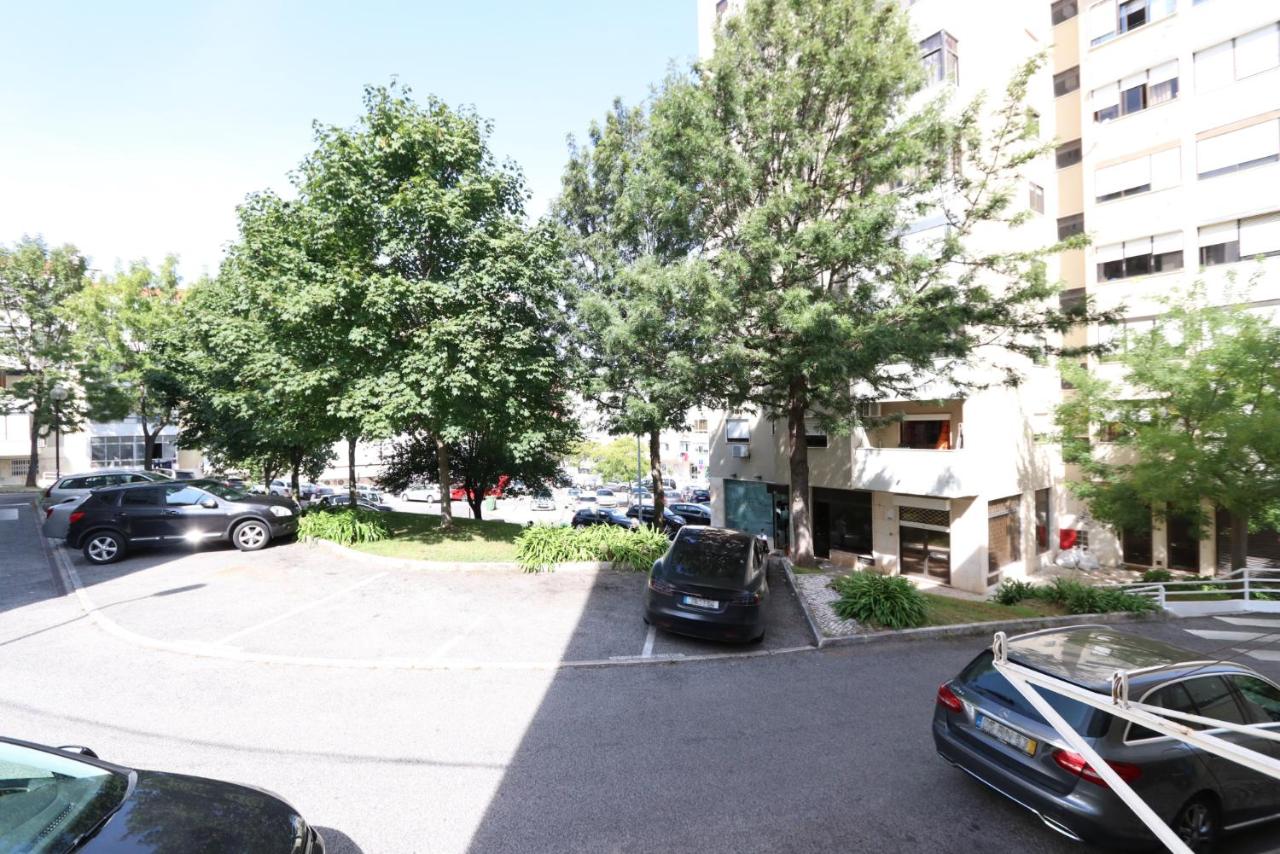 Lisbon Explorers Spacious Flat - 4 min to Metro, 20 min to Center - Chambres d'hôtes Amadora