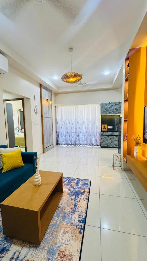 The Teal Suite Vibrant 2BHK High-Rise in GIFT City - Chambres d'hôtes Gandhinagar