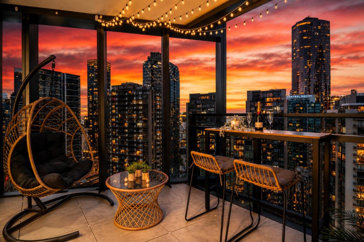 Skyline 2BR Sunset Retreat Balcony Bar & Views - B&B Melbourne