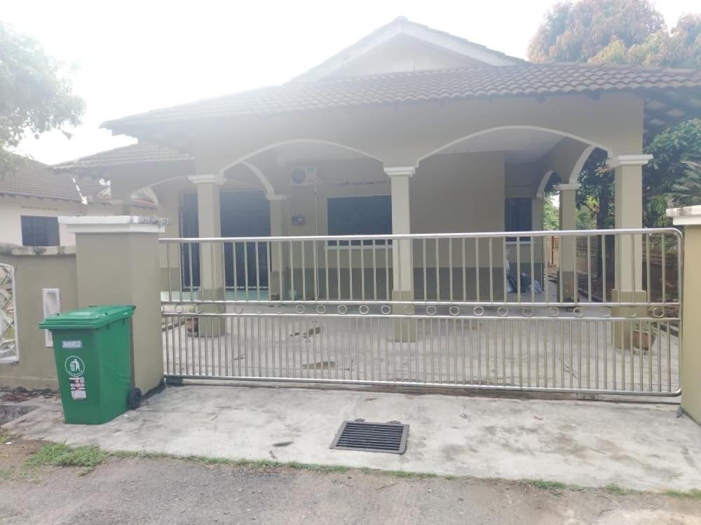 Homestay Taman Tanjung Jaya Paka - Chambres d'hôtes Paka