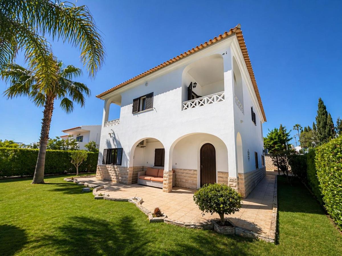 Villa Lucia, Olhos D'Agua, Albufeira - Bed and Breakfast Albufeira