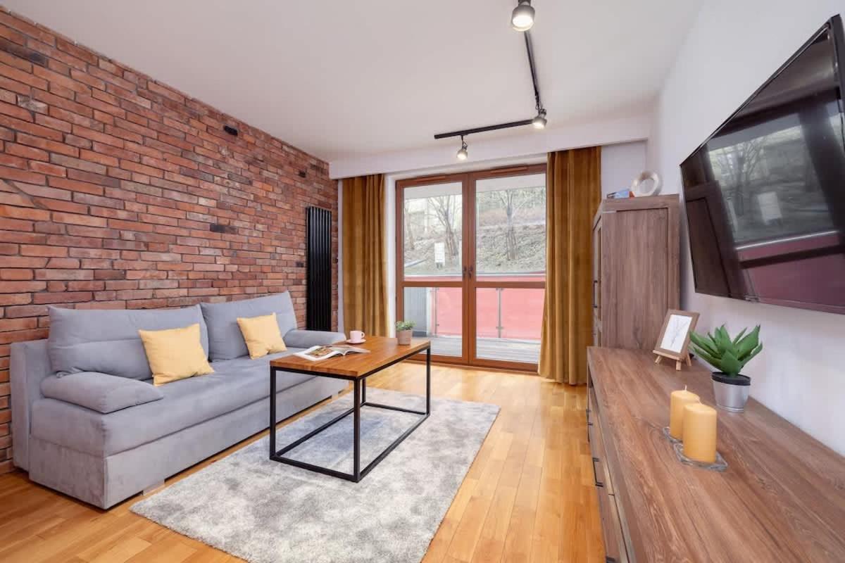 Industrial Apartment Fredry with Parking by Noclegi Renters - Ferienwohnung Krakau
