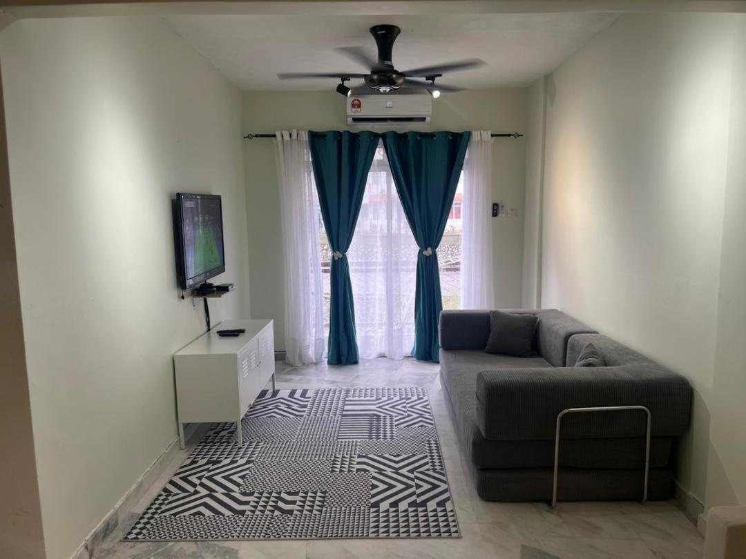 Homestay Ziyan with pool near beach - B&B Kampung Tanah Merah