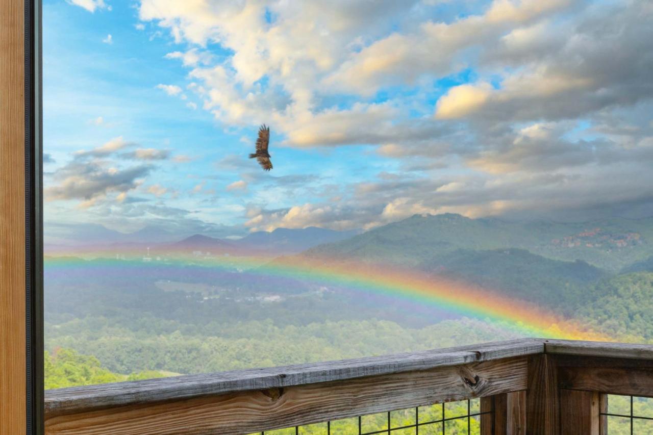 Mountain Escape w Indoor Pool Hot Tub Game Loft - B&B Sevierville