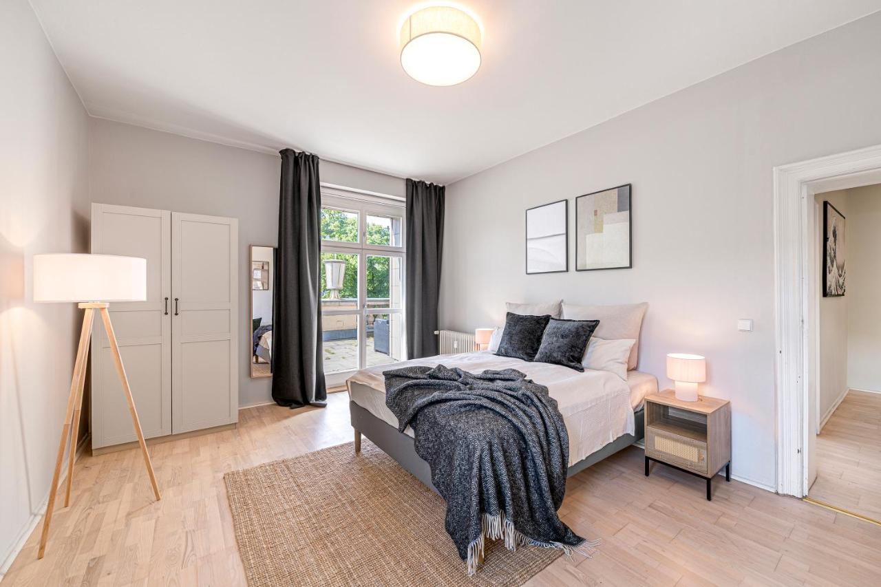 TheKarl, 3BR, group & family flat, huge on 140sqm, terrace 80sqm, downtown Mitte 2-6 Guests - Chambres d'hôtes Berlin