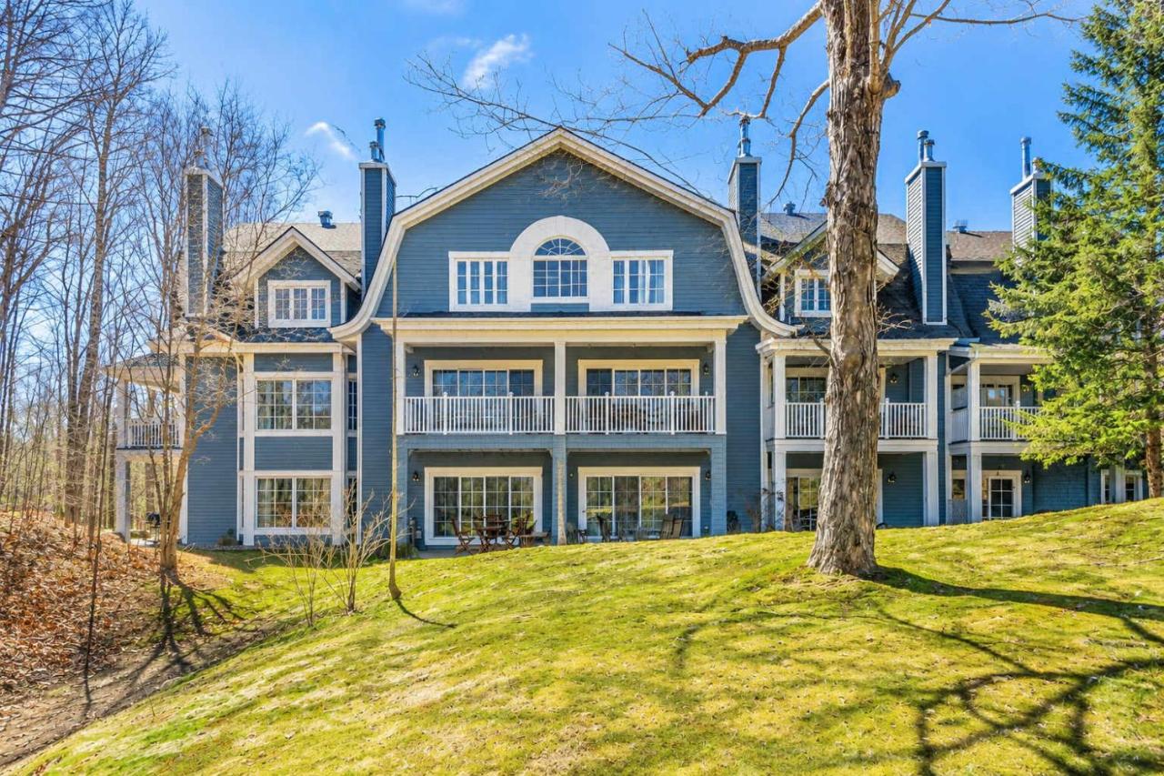 Huge condo in front of Tremblant ski resort - Chambres d'hôtes Mont-Tremblant