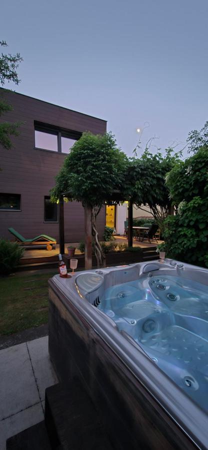 Luxury Prague Garden Retreat with Hot Tub and Pinball - Chambres d'hôtes Prague