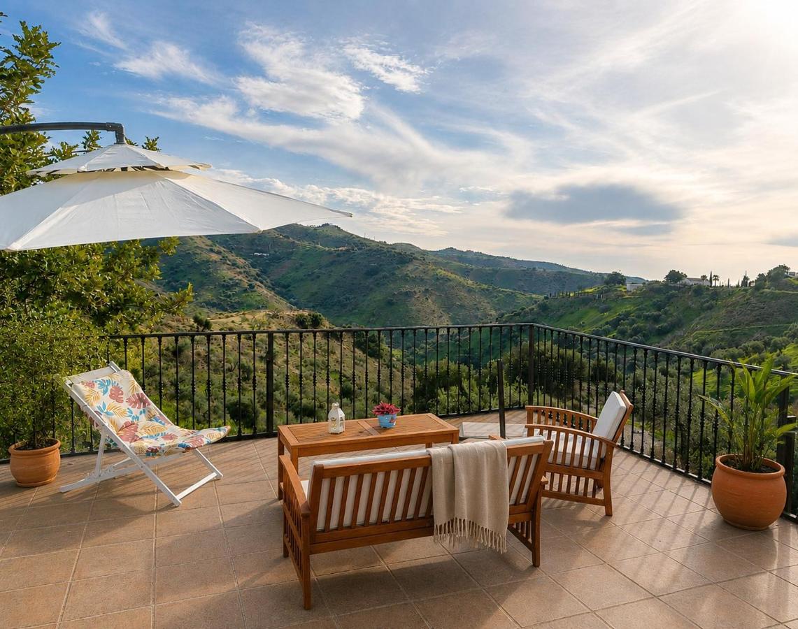 Charming Casa with Large Terrace and Sea View, 30 minutes from Malaga - B&B Moclinejo