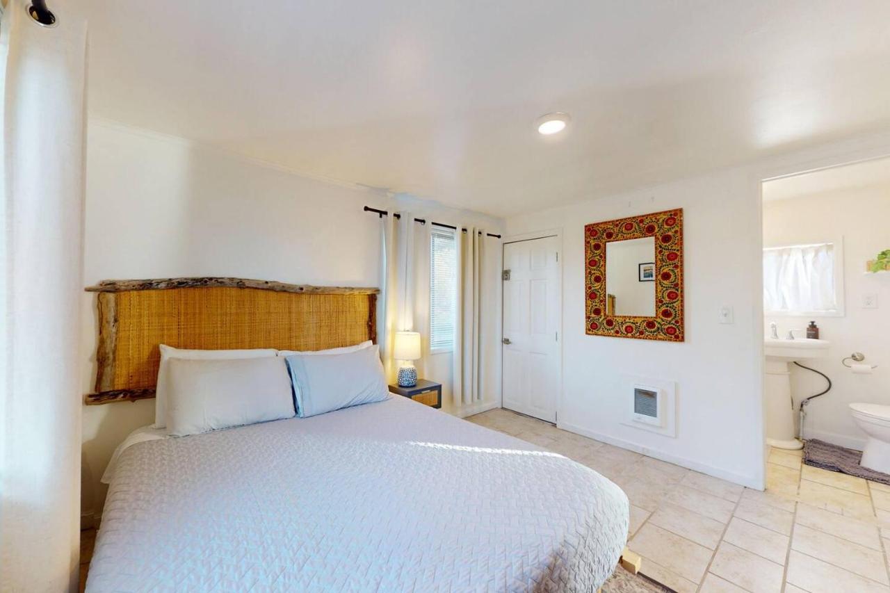 Surf Shack 2: Cozy Cabin + Wi-Fi - Bed and Breakfast Westport