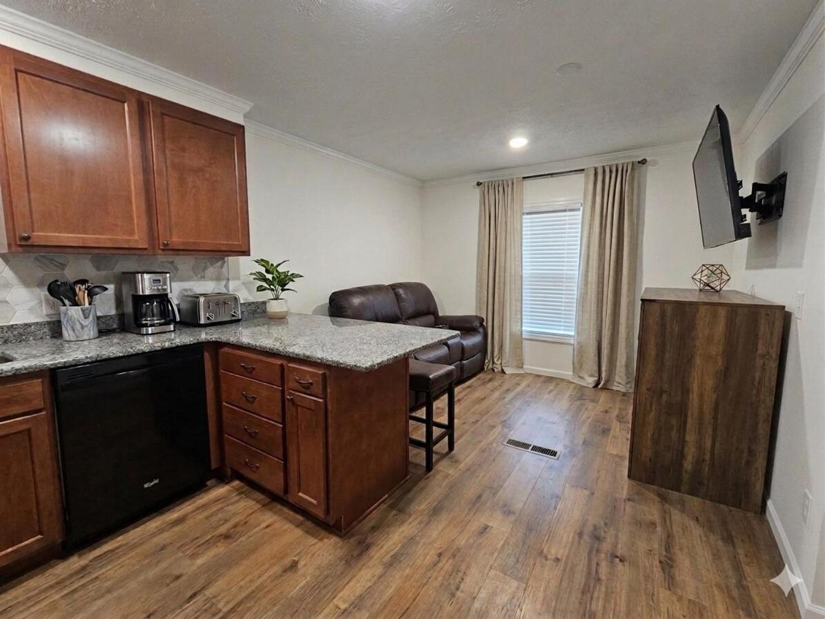 Tiny Home with Grill Laundry Deck Desk - Chambres d'hôtes Phenix City