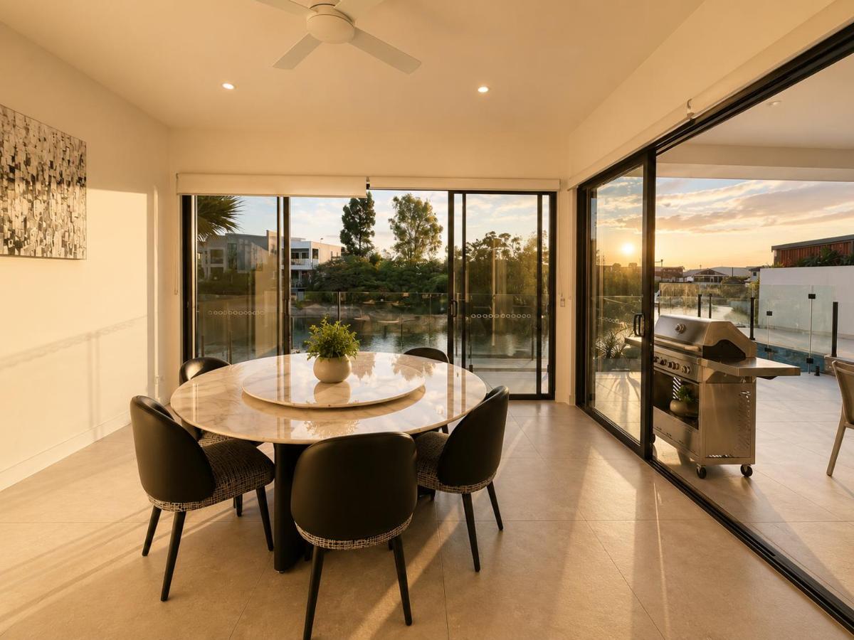 Scenic Waterfront w/ Pool in Surfers Paradise - B&B Gold Coast