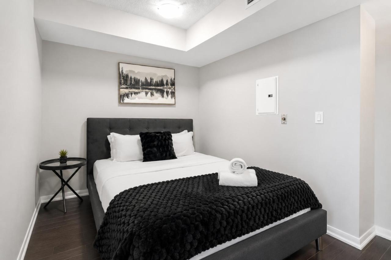 Spacious Skyline 1BR & Den Stay - Ferienwohnung Toronto
