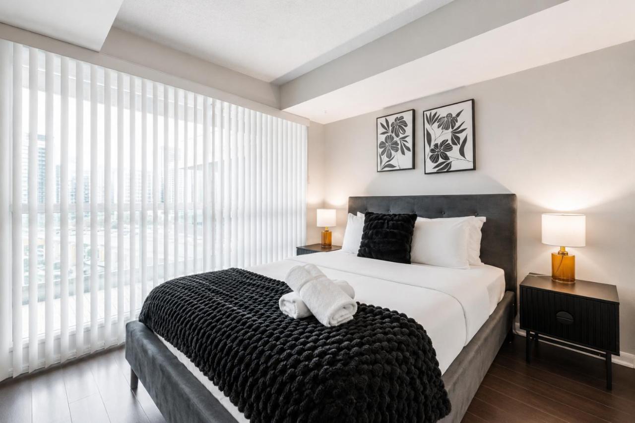Spacious Skyline 1BR & Den Stay - Ferienwohnung Toronto