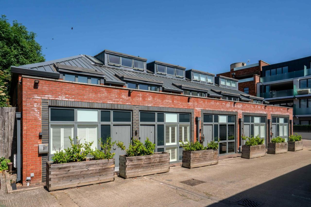 Bell House Wimbledon Stylish 3BR Home with Parking - Bed and Breakfast Londen