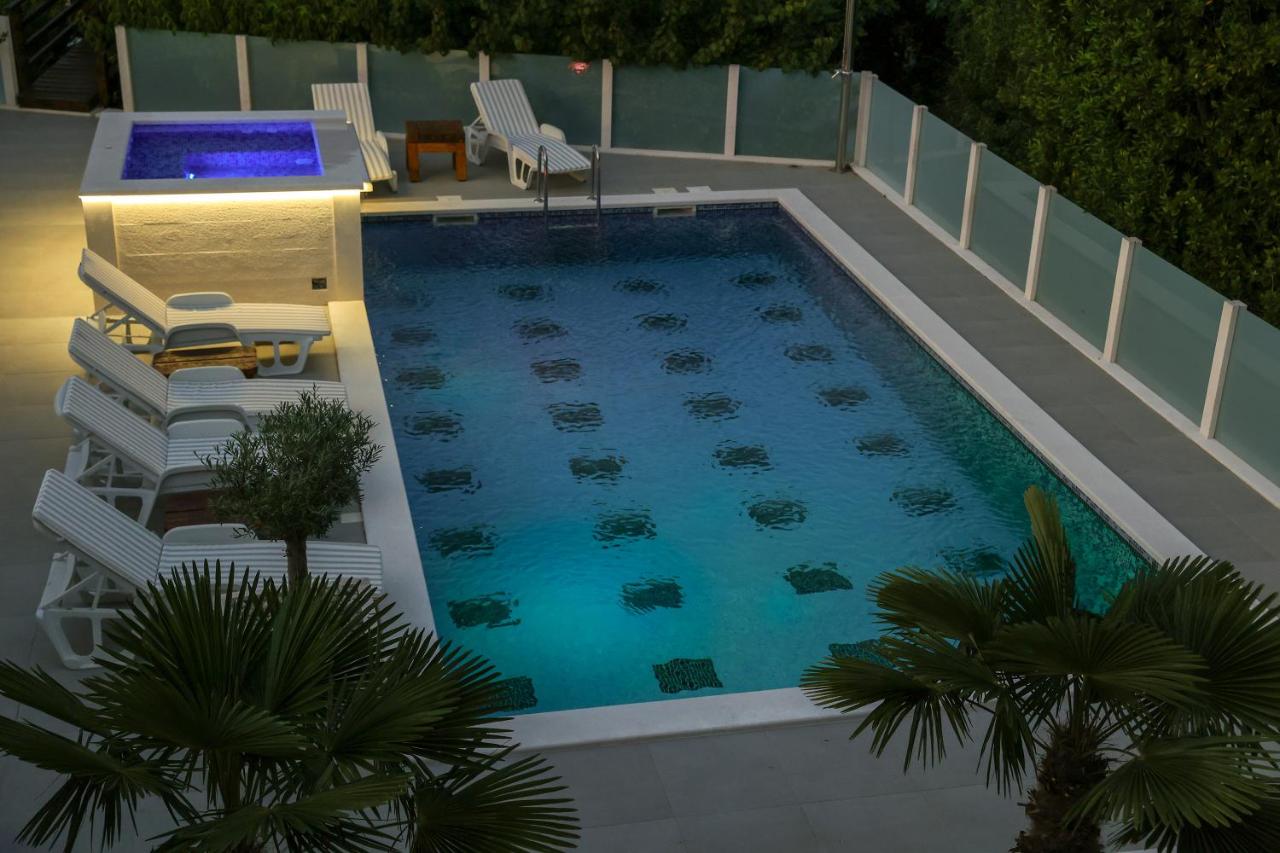 Lux apartment Sara with heated pool and jacuzzi - Bed and Breakfast Srinjine
