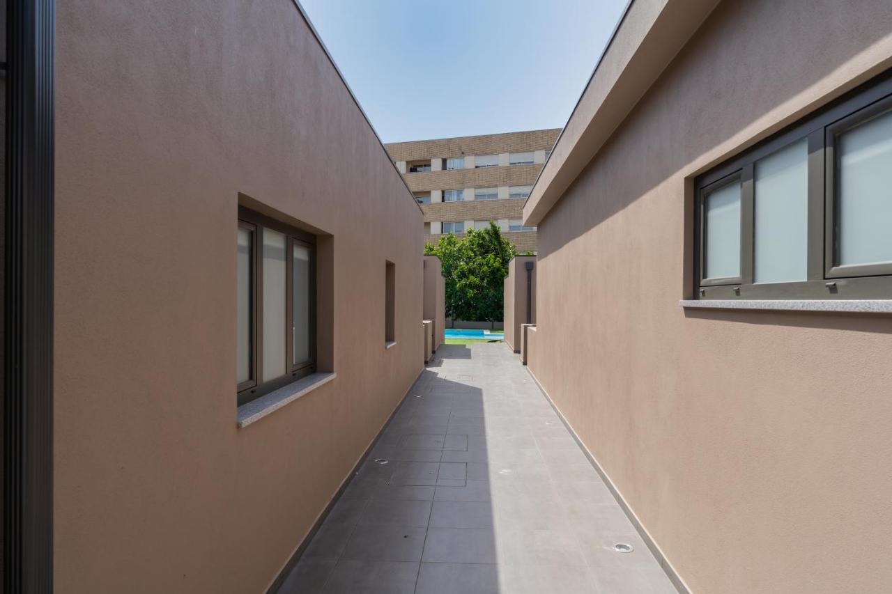 Cozy Apartments with Pool Near Airport by HostWise - Bed and Breakfast Moreira