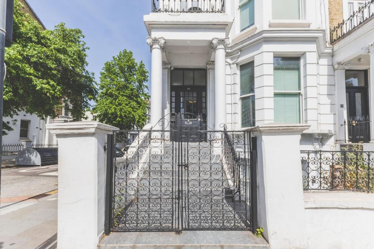 Kensington Apt w Hot Tub, Arcade & Terrace! 4 Min To Station, Sleeps 6! - Chambres d'hôtes Londres