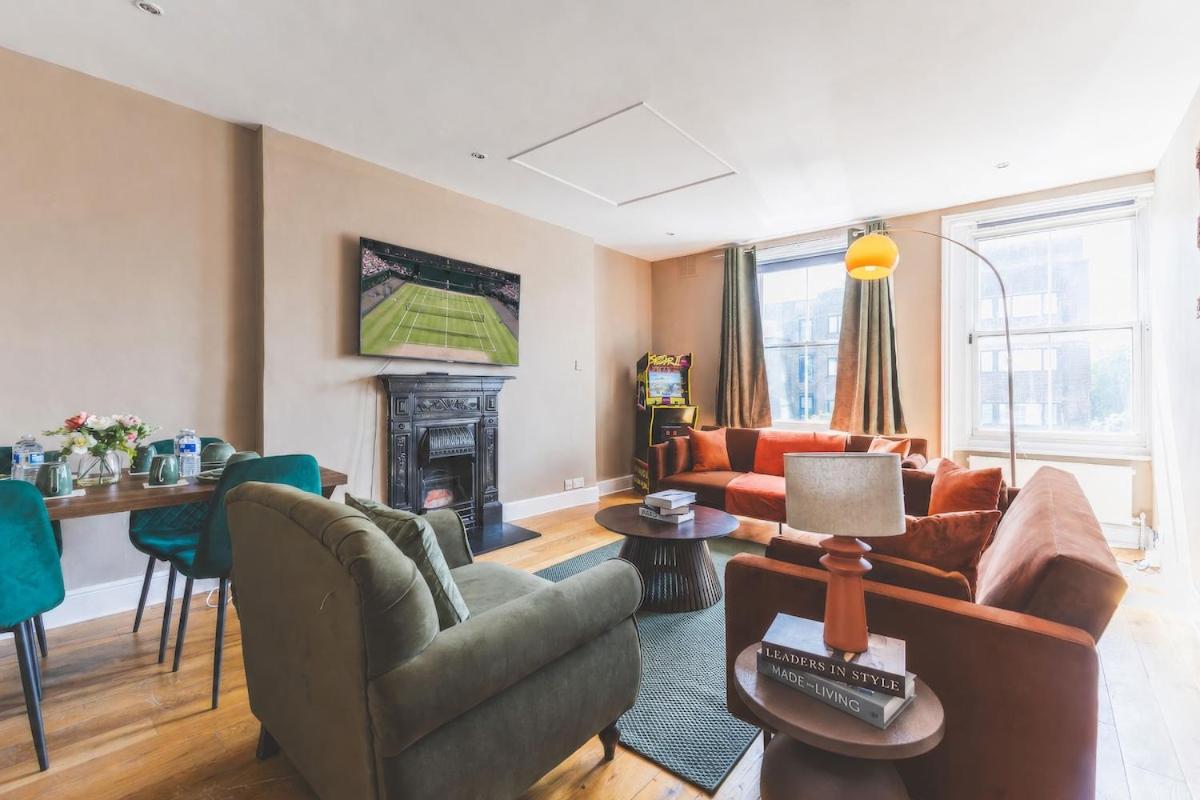 Kensington Apt w Hot Tub, Arcade & Terrace! 4 Min To Station, Sleeps 6! - Chambres d'hôtes Londres