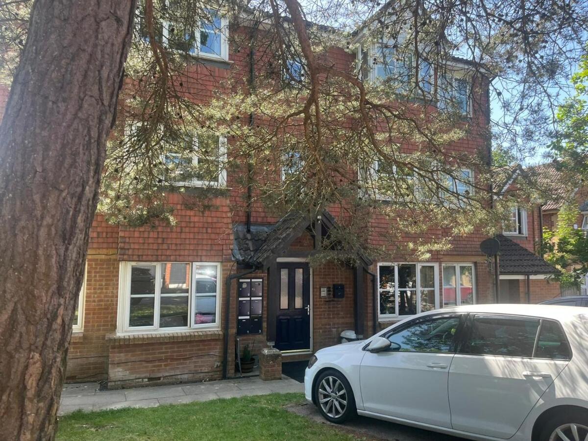 2 bedroom apartment Crawley parking wi-fi Gatwick - B&B Three Bridges