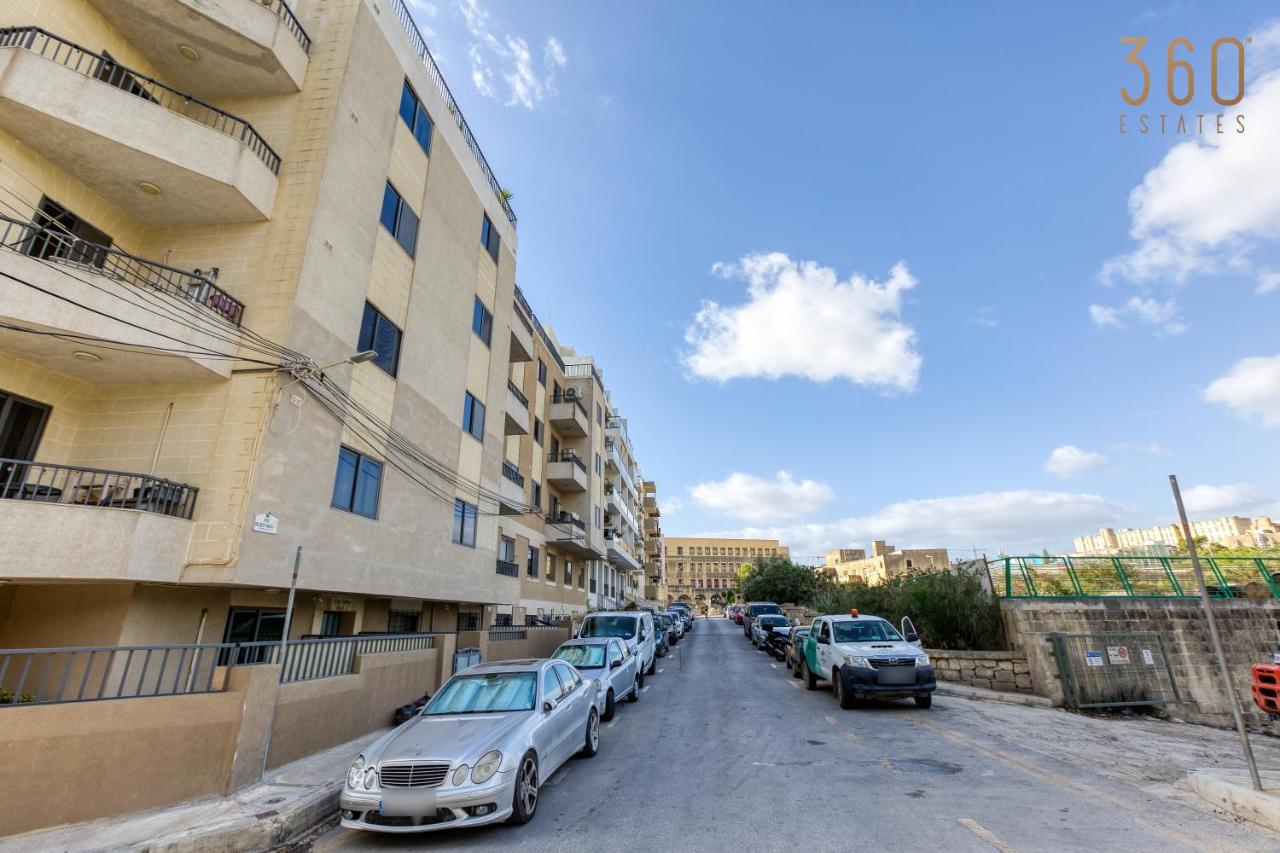 Modern Apartment with Sofabed & Balcony in Gzira GZR056 - Chambres d'hôtes Gzira