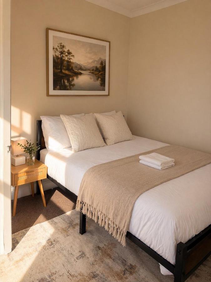 Spacious 3 Bedroom House Free onsite Parking Contractor Friendly - Chambres d'hôtes Leicester