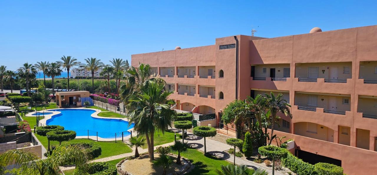 Apartamentos Paraíso Vera Playa, Ed Palmerston, Atico B a pie de Playa, piscina privada en solárium, WI-FI - Chambres d'hôtes Vera