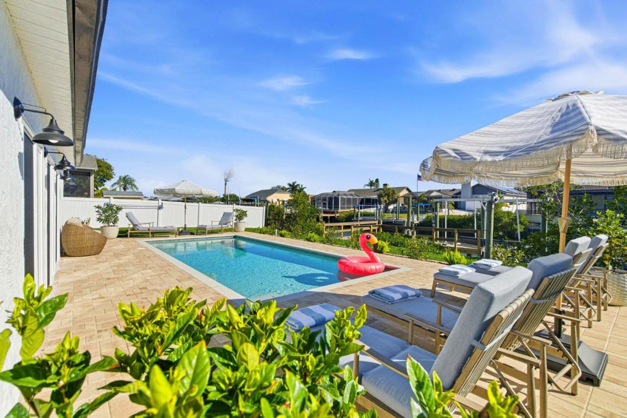 Apollo Beach Waterfront Home w/ Pool & Dock! - Chambres d'hôtes Apollo Beach