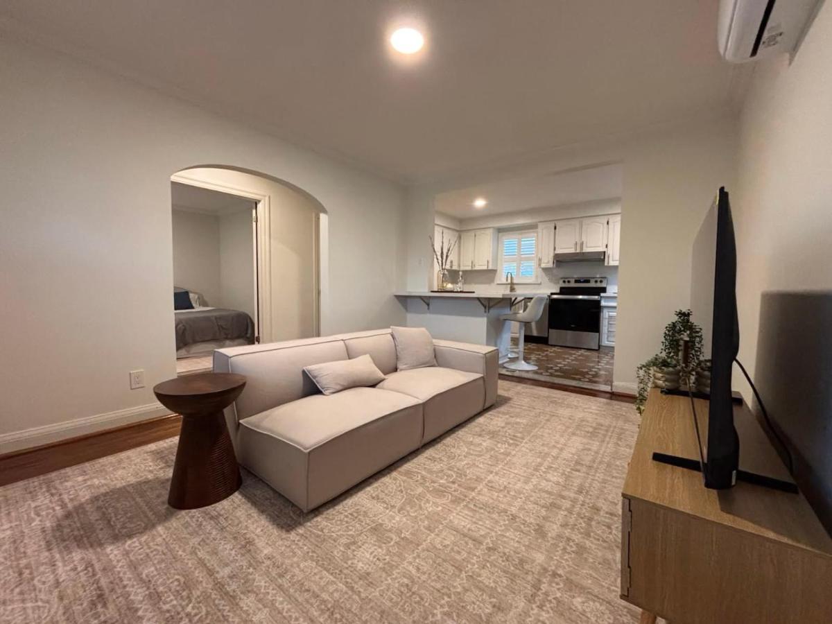 BRAND NEW Stylish 3BDR Home near Yorkdale Area and Rogers Stadium - Chambres d'hôtes Toronto