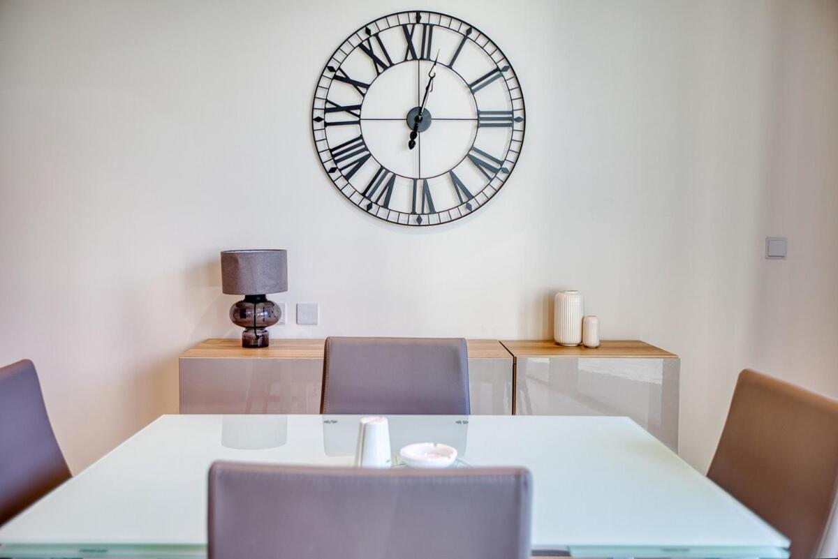 Stylish 1BR Getaway in Iconic Mercury Towers - Ferienwohnung St. Julian's