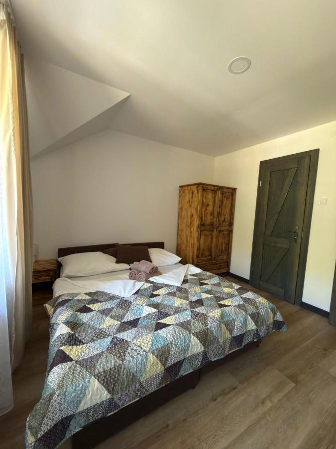 Doppel-/Zweibettzimmer mit Bad