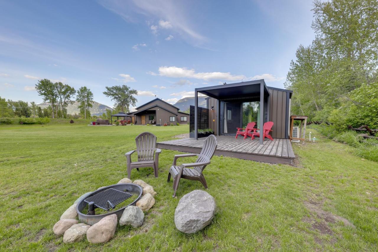 On the Flathead River! Rustic Saloon-Themed Cabin - B&B Columbia Falls