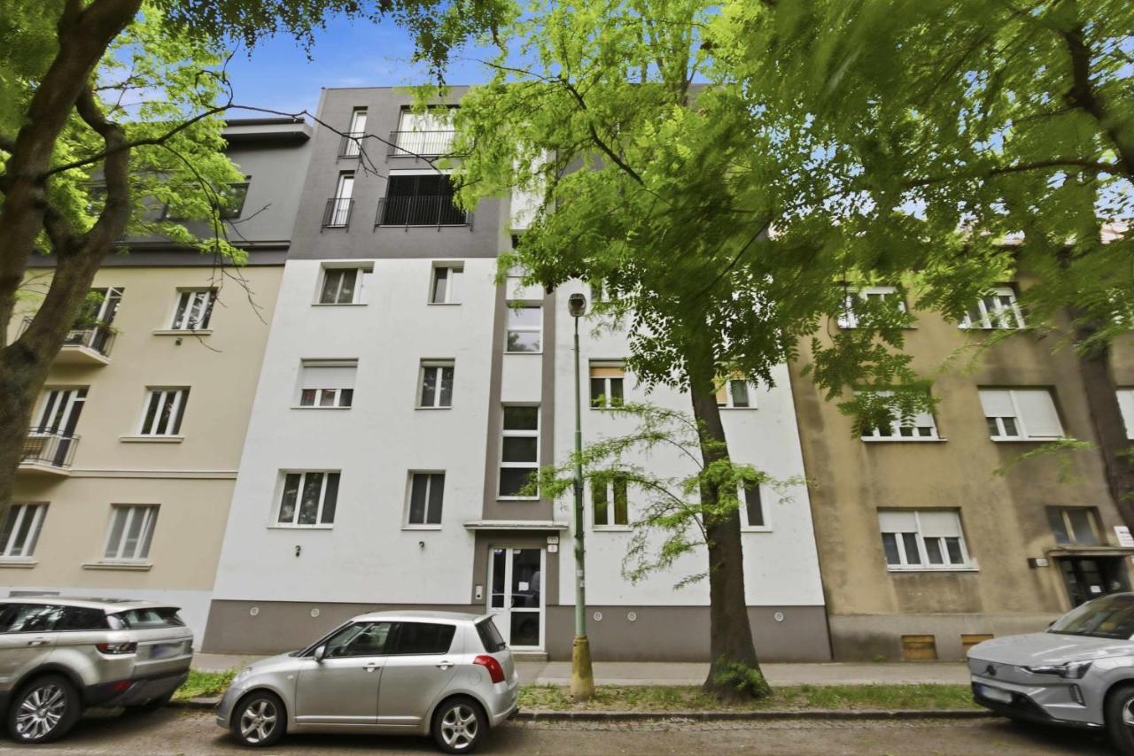 New 1BR Apt steps to Nivy and Bus Station - Chambres d'hôtes Čunovo