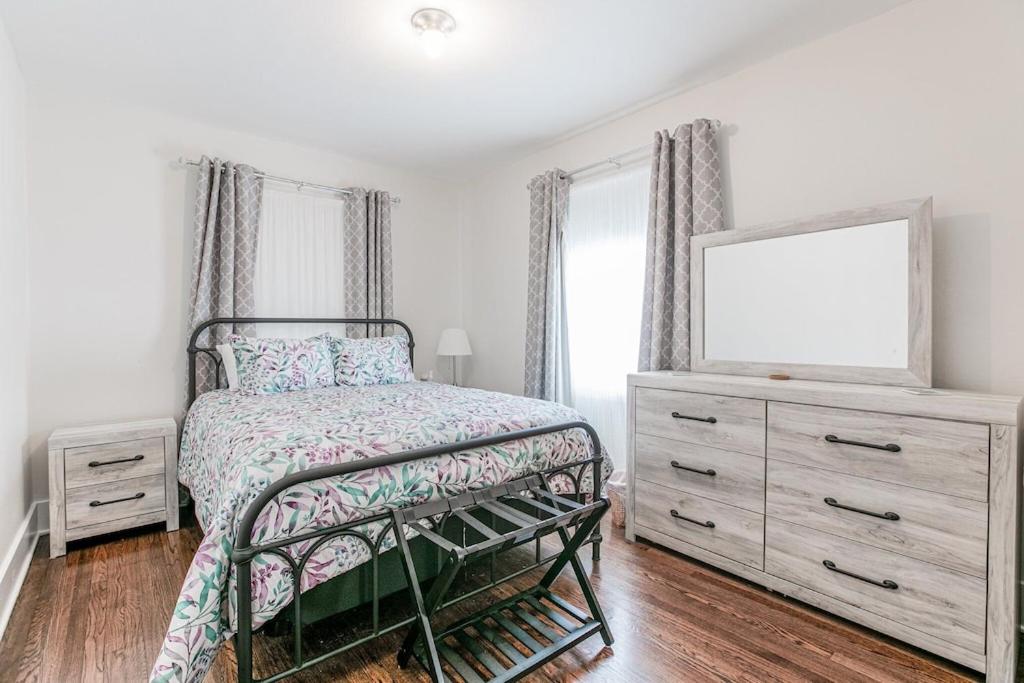 Stylish 3br Cozy Home 10min Drive from ND! - Bed and Breakfast South Bend